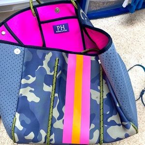 Like new excellent conditioner, Parker and Hyde tote